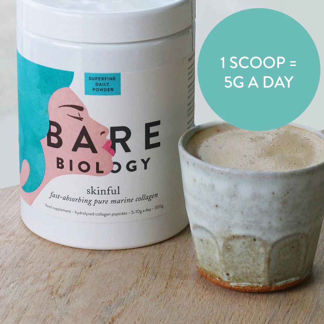 Skinful marine collagen tub on a wooden table next to a mug of coffee and a turquoise circle with dose advice: 1 spoon: 5G a day