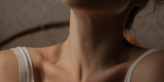 womans-neck-and-décolletage-area